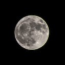 Una superluna llena de esturión se eleva en Guwahati, Assam, India, el 1 de agosto de 2023. La luna de esturión es un término que se usa para describir la luna llena en agosto. (Foto de David Talukdar/NurPhoto vía Getty Images)