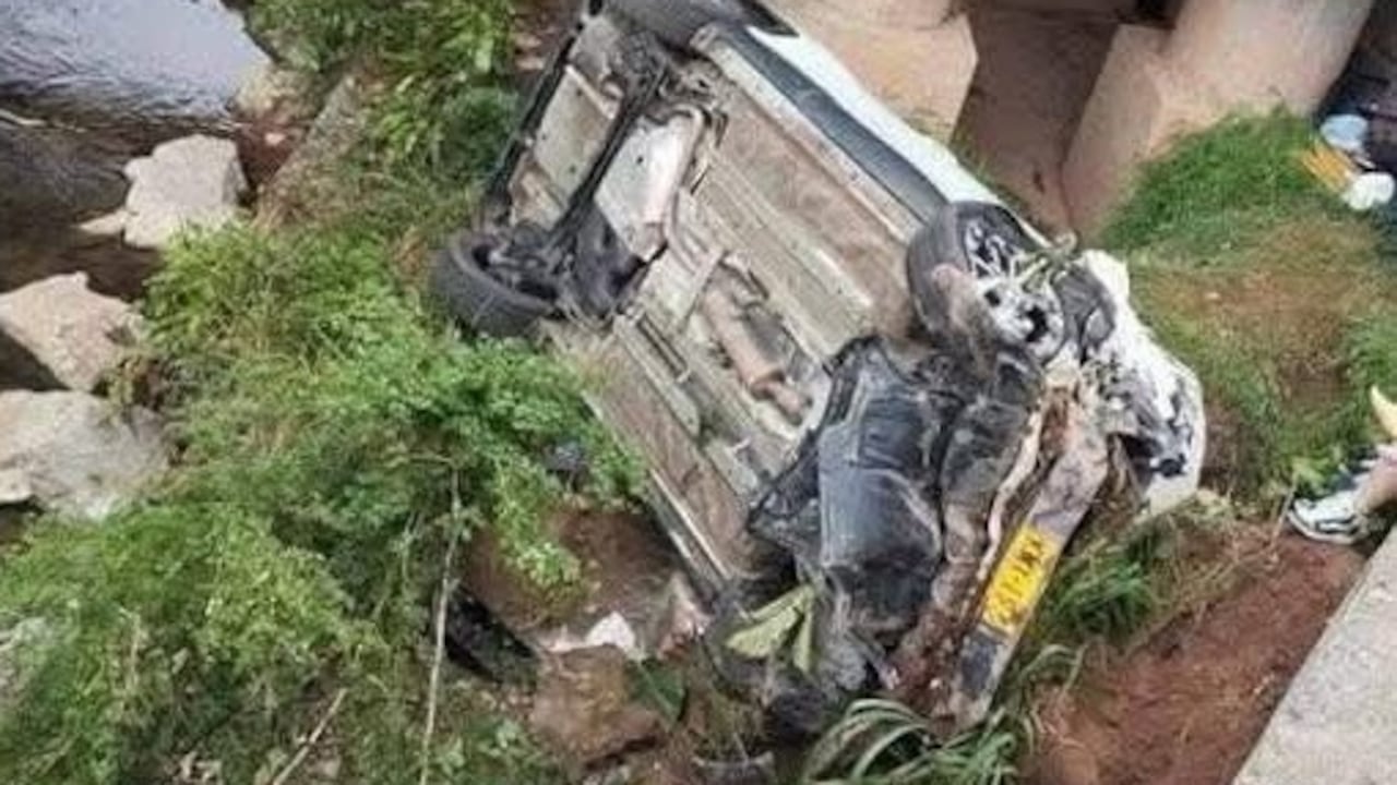 El vehículo cayó desde un puente.