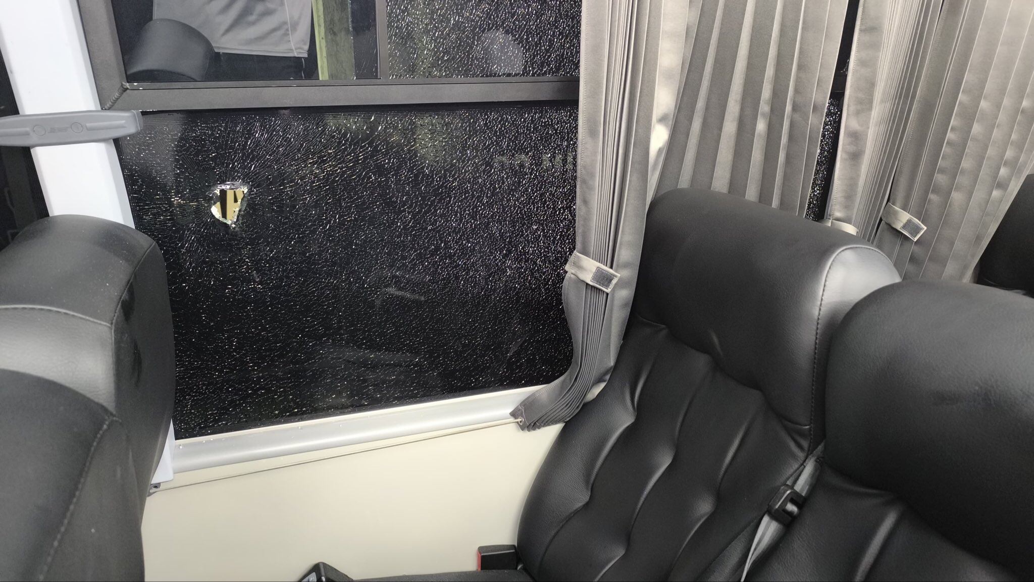 Ataque al bus del Junior por parte de barras de Nacional.