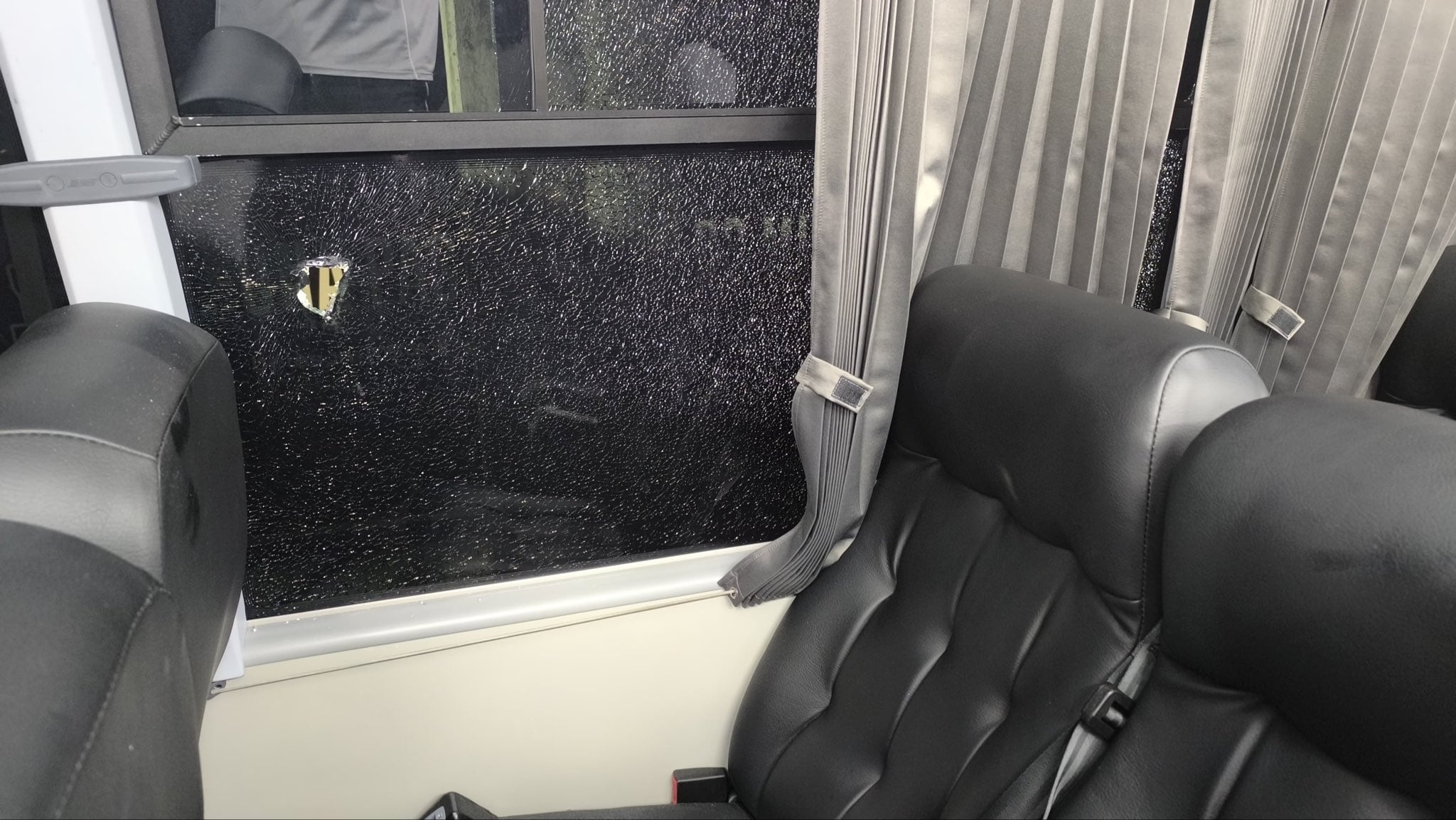 Ataque al bus del Junior por parte de barras de Nacional.