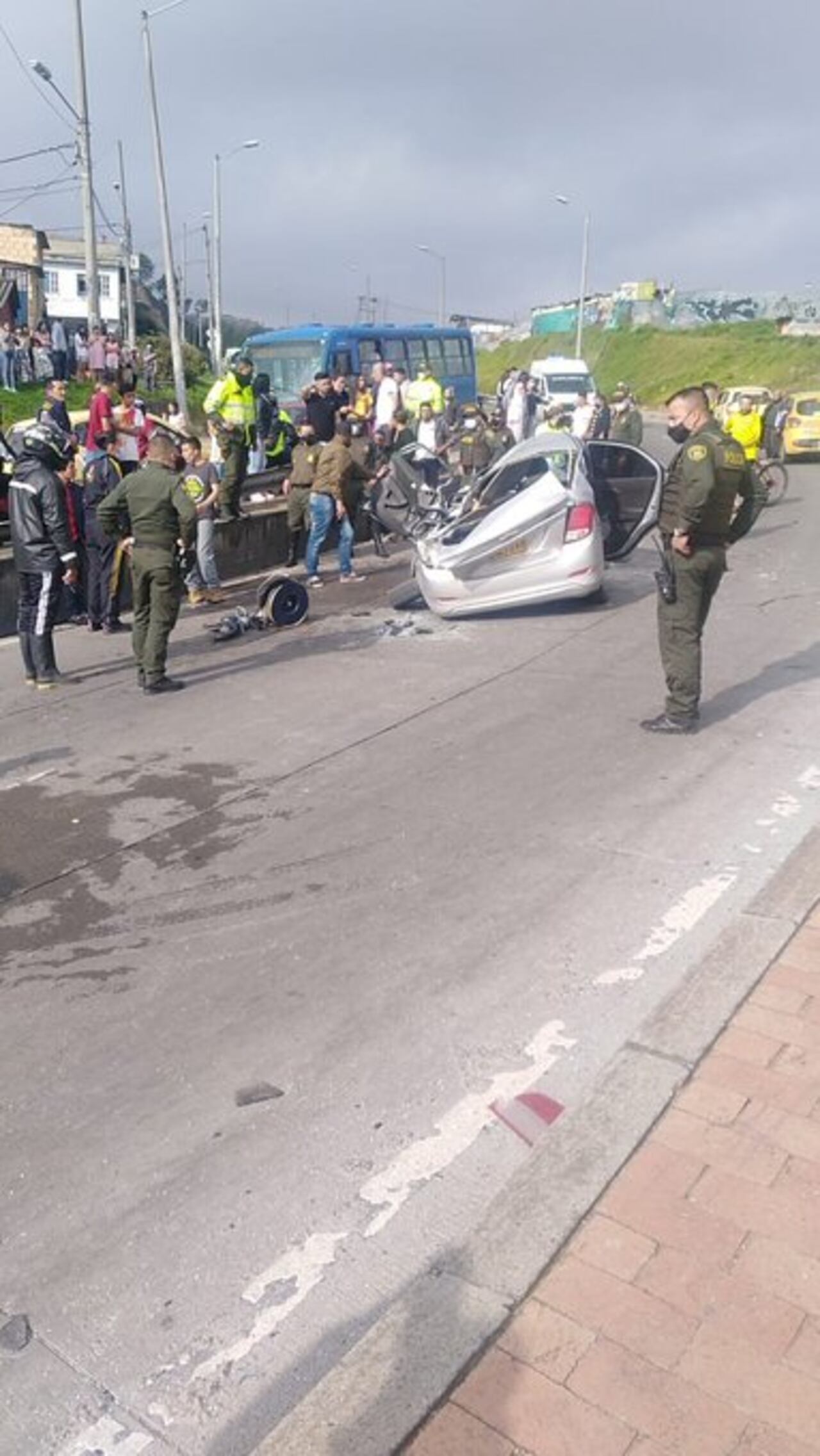 Un menor y un adulto mueren después de que un camión cisterna se volcara sobre su vehículo