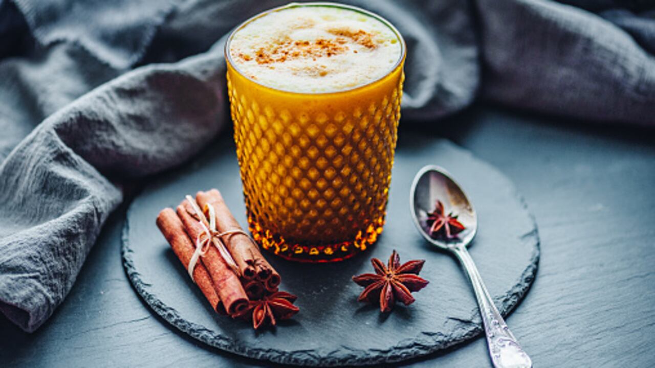 La leche dorada tiene propiedades antioxidantes y antiinflamatorias.