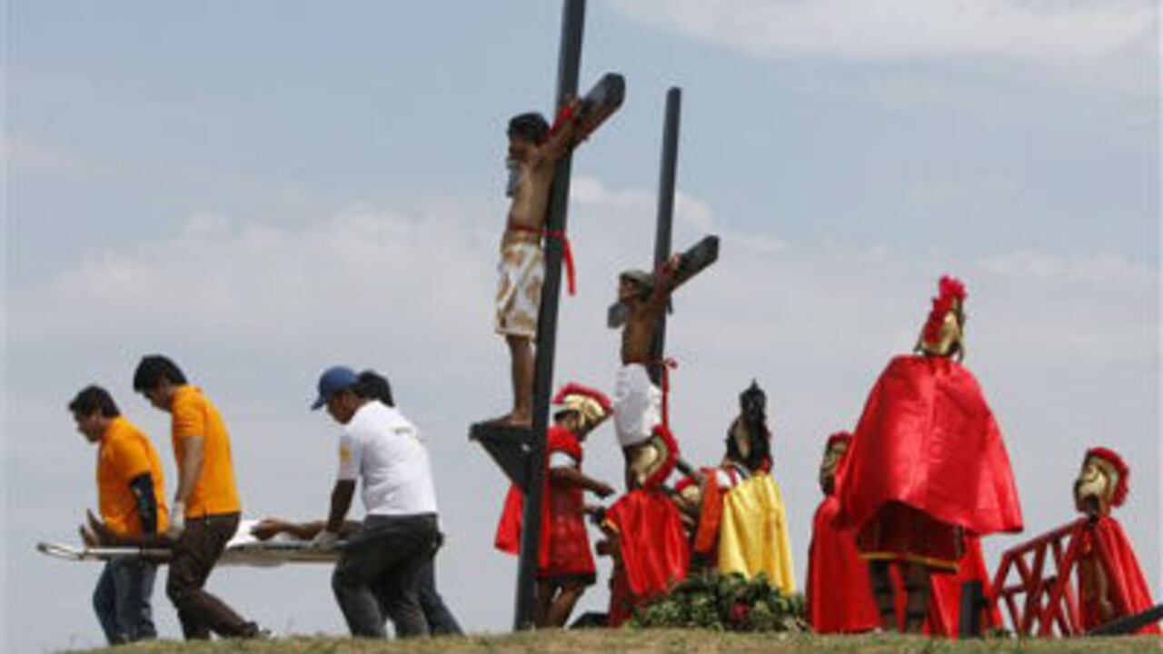 Médicos llevan en camilla a un devoto católico para una revisión médica, luego de que estuviera colgado de una cruz, mediante clavos, durante algunos minutos el Viernes Santo, en San Pedro Cutud, al norte de Manila, Filipinas.