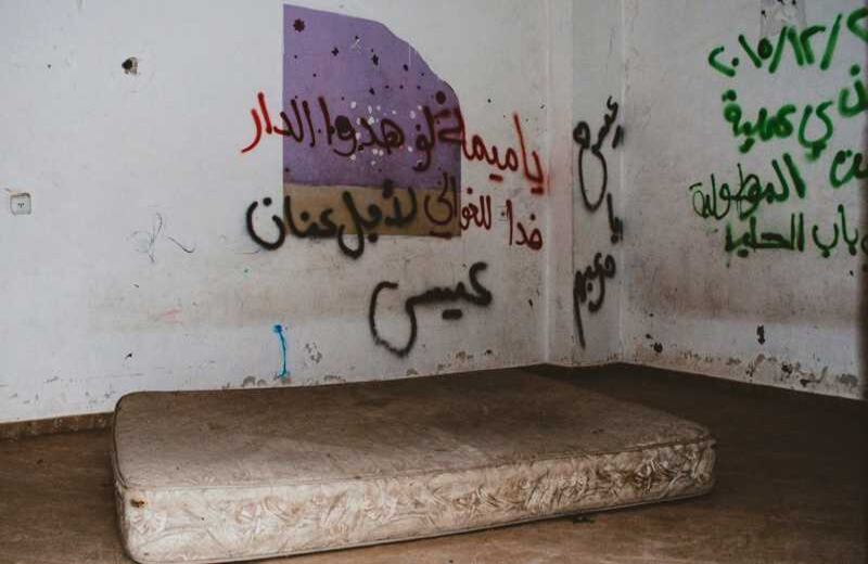 En Qalandia está la casa abandonada donde vivieron Anan Abuhabseh y Eisa Asa. Por medio de grafitis, la comunidad reclama “Si tumban esta casa, los mártires seguirán aquí”. 
