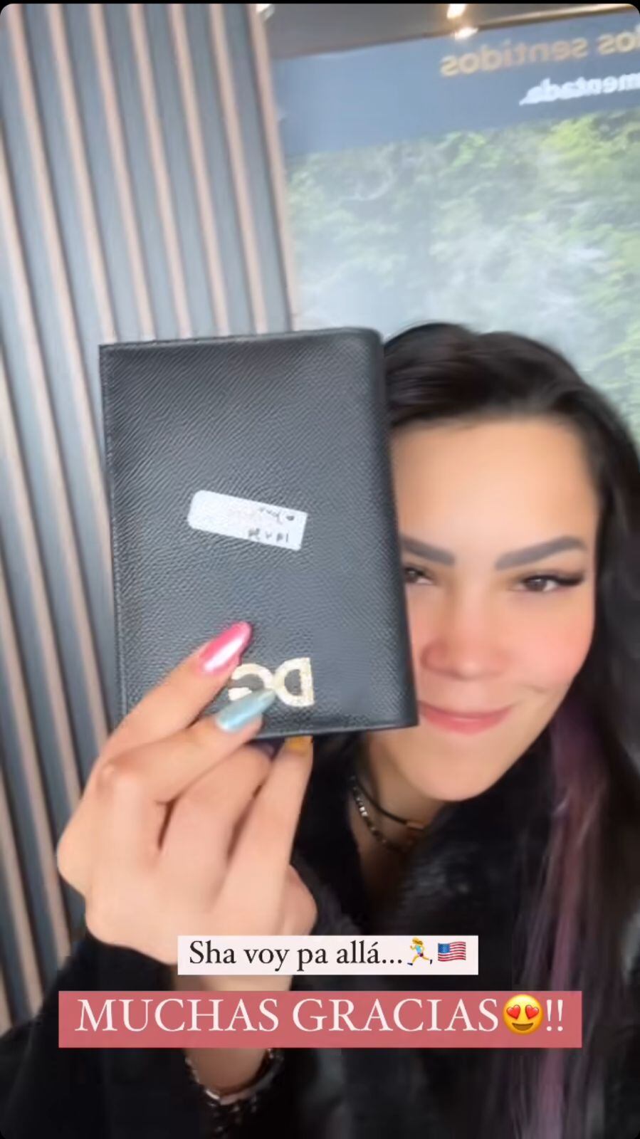 La cantante encontró su pasaporte tras buscarlo por horas.