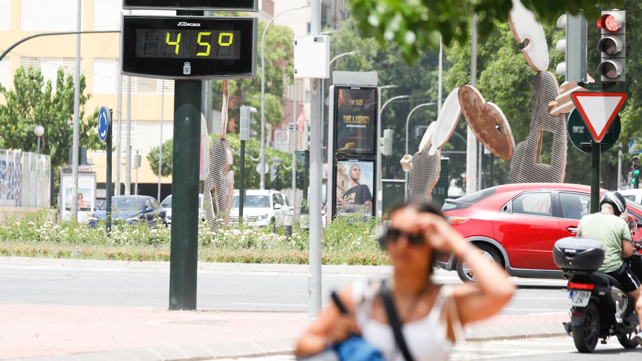 Un termómetro marca 45ºC en la calle, el 12 de julio de 2023 en Murcia, Región de Murcia, España. El Ayuntamiento de Murcia ha activado un dispositivo ante el aviso de alerta naranja por altas temperaturas decretado por la Agencia Estatal de Meteorología