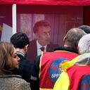 Trabajadores sanitarios en huelga observan al presidente francés Emmanuel Macron durante su discurso por televisión en Issy-les-Moulineaux, en las afueras de París, el miércoles 22 de marzo de 2023. (AP Photo/Christophe Ena)