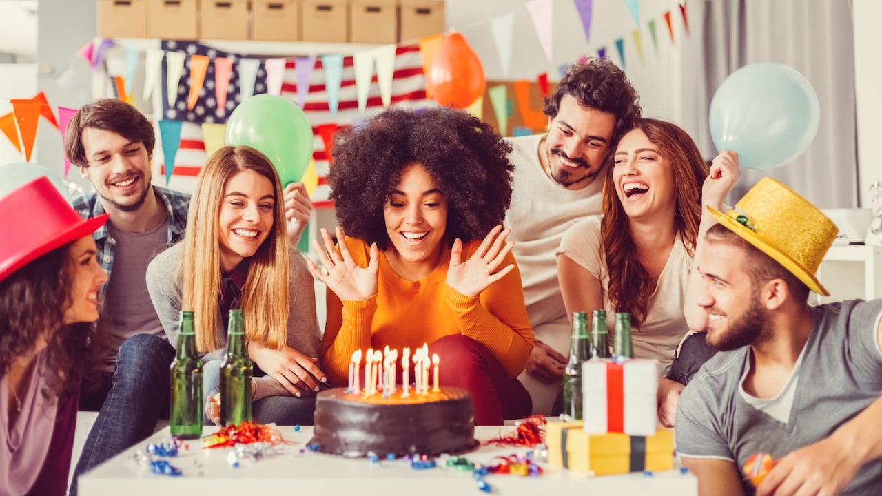 La celebración no solo se limita al individuo que cumple años, sino que se extiende a aquellos que participan en la experiencia, creando un sentido de comunidad y conexión.