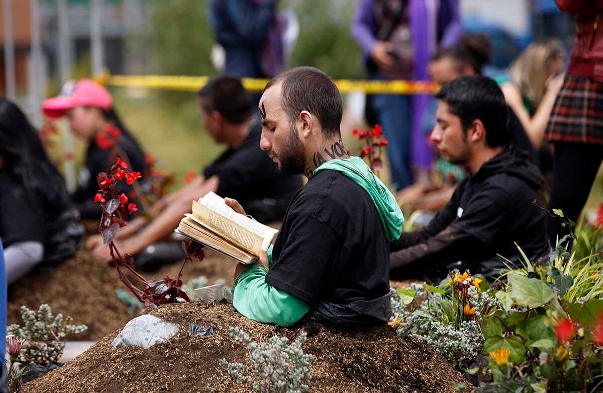 Homenaje a las víctimas de desaparición forzada en Colombia, por familiares de los desaparecidos y algunos voluntarios.  Foto: León Darío Peláez / SEMANA 