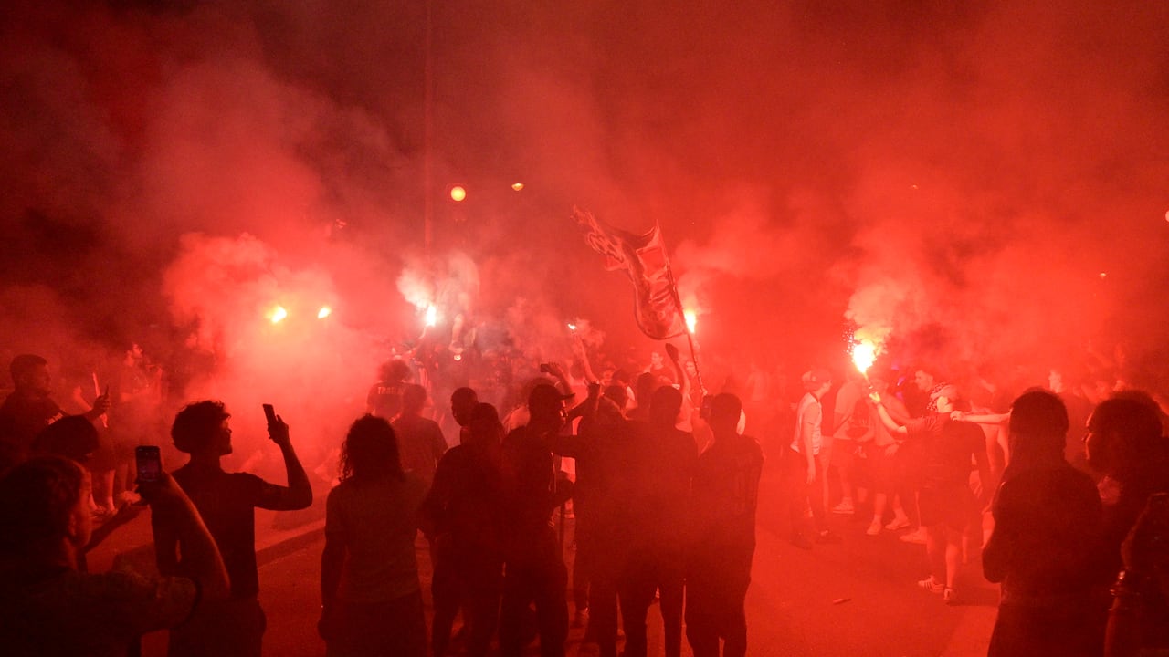 París en medio de la celebración de los hinchas de PSG por su segunda Champions League
