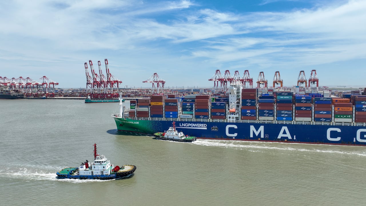 Grandes buques portacontenedores viajan hacia y desde el puerto de Yangshan en Shanghai, China, el 21 de julio de 2024. (Foto de Costfoto/NurPhoto vía Getty Images)