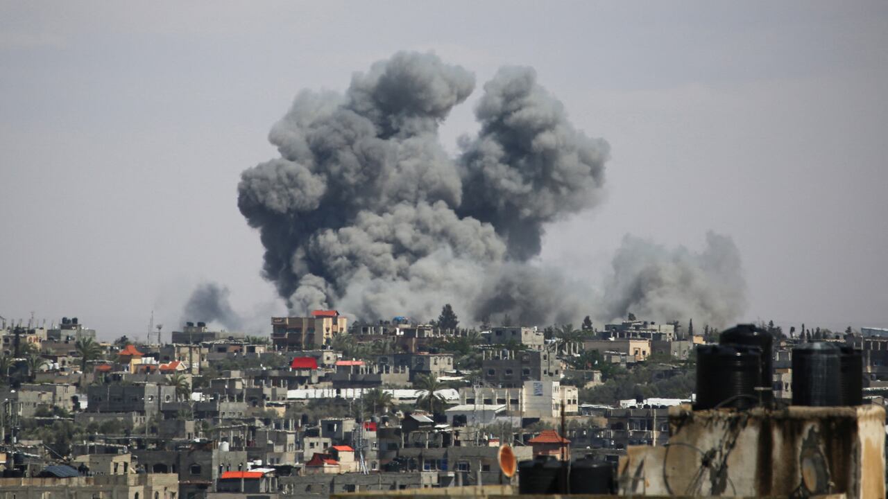 Una fotografía tomada el 6 de mayo de 2024 muestra humo ondeando tras el bombardeo al este de Rafah, en el sur de la Franja de Gaza, en medio del conflicto en curso entre Israel y el movimiento palestino Hamás.
