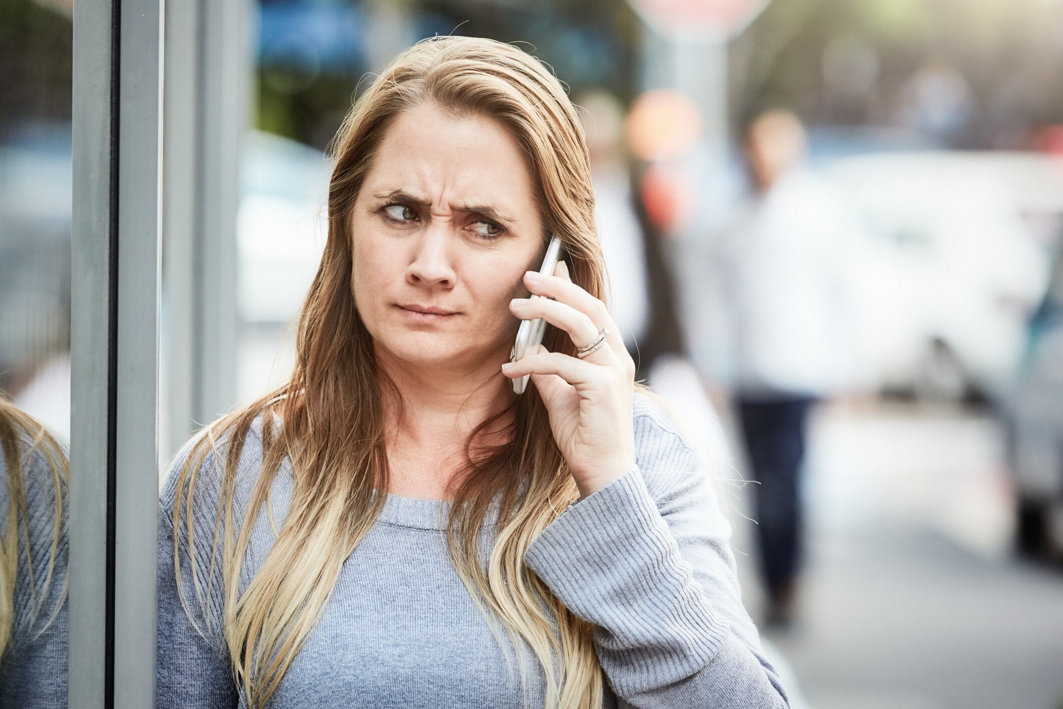 El objetivo es captar la atención del usuario y persuadirlo para que proporcione información confidencial.