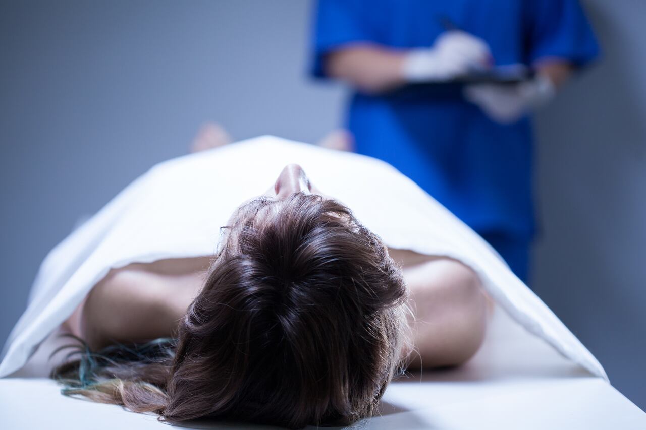 Mujer en la morgue