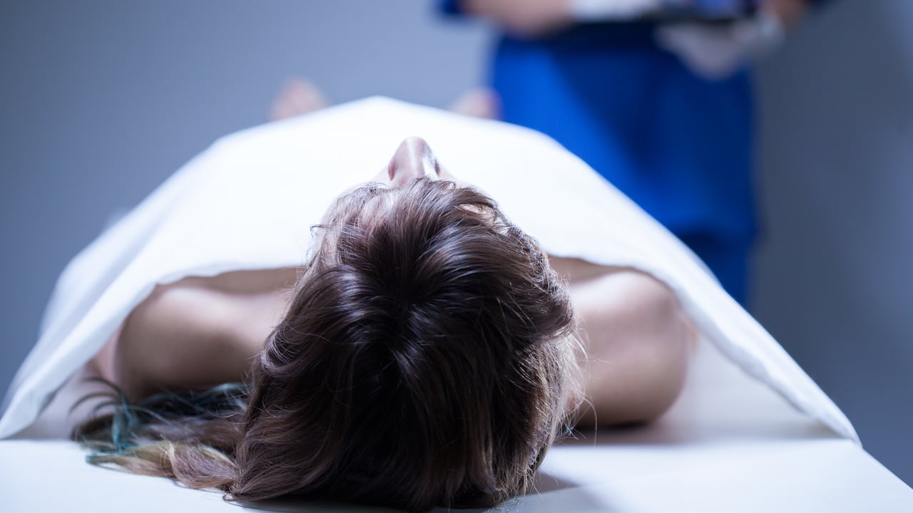 Mujer en la morgue