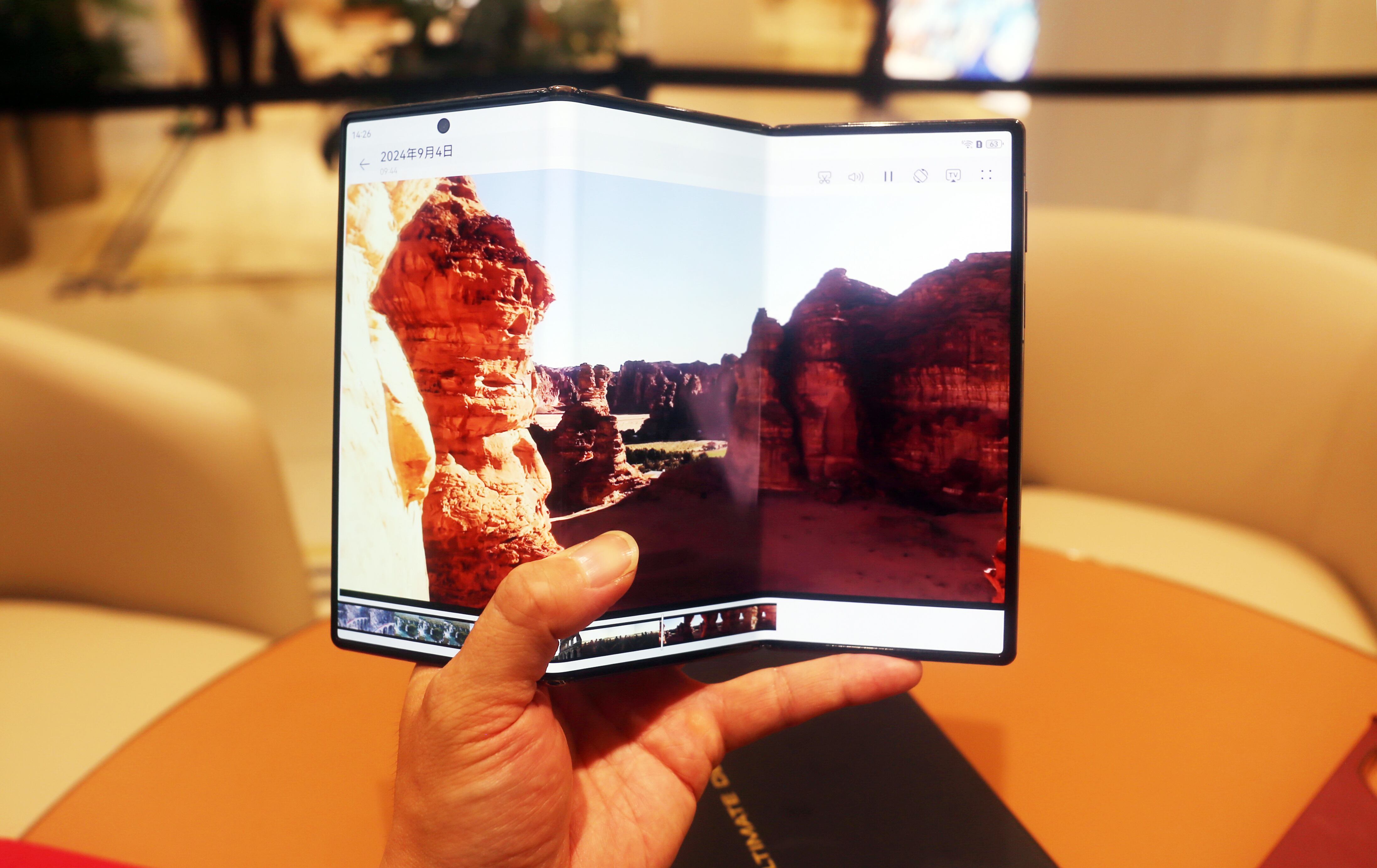 El Huawei Mate XT es uno de los teléfonos plegables que recientemente fue lanzado por la marca china