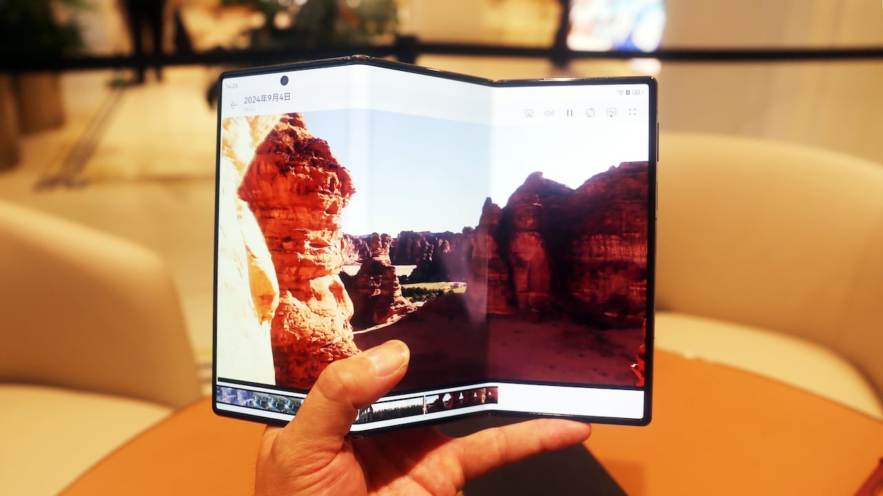 El Huawei Mate XT es uno de los teléfonos plegables que recientemente fue lanzado por la marca china.