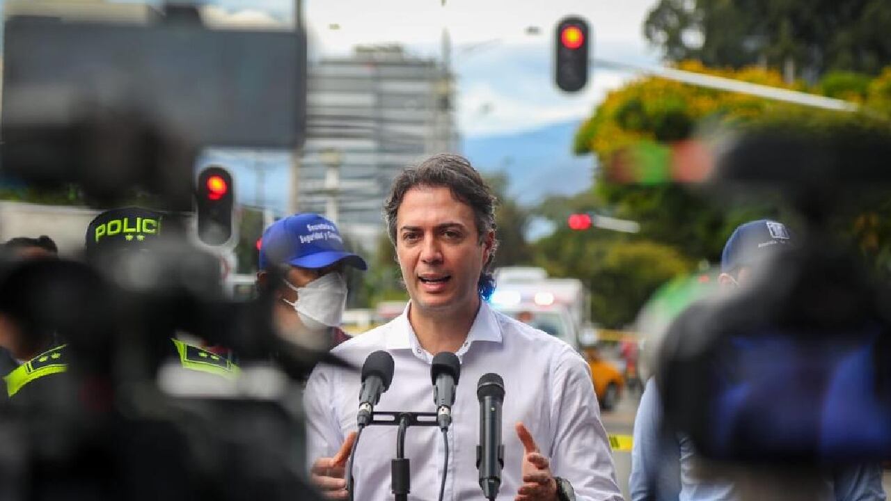 El alcalde de Medellín fue abucheado en medio de un evento cultural en donde intentó hacer un homenaje a un director de cine colombiano.
