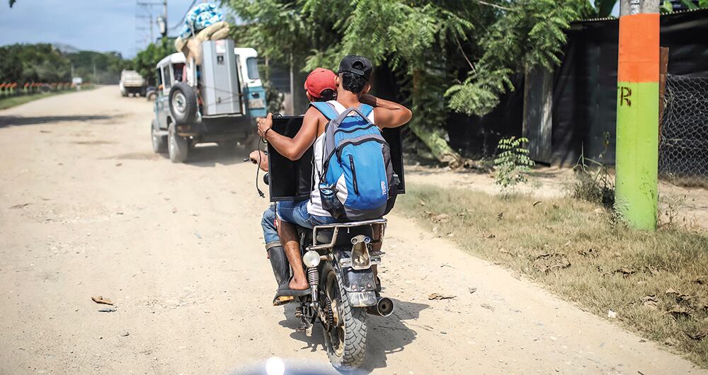 La situación es tan grave que los campesinos están acatando las órdenes de los grupos criminales.
