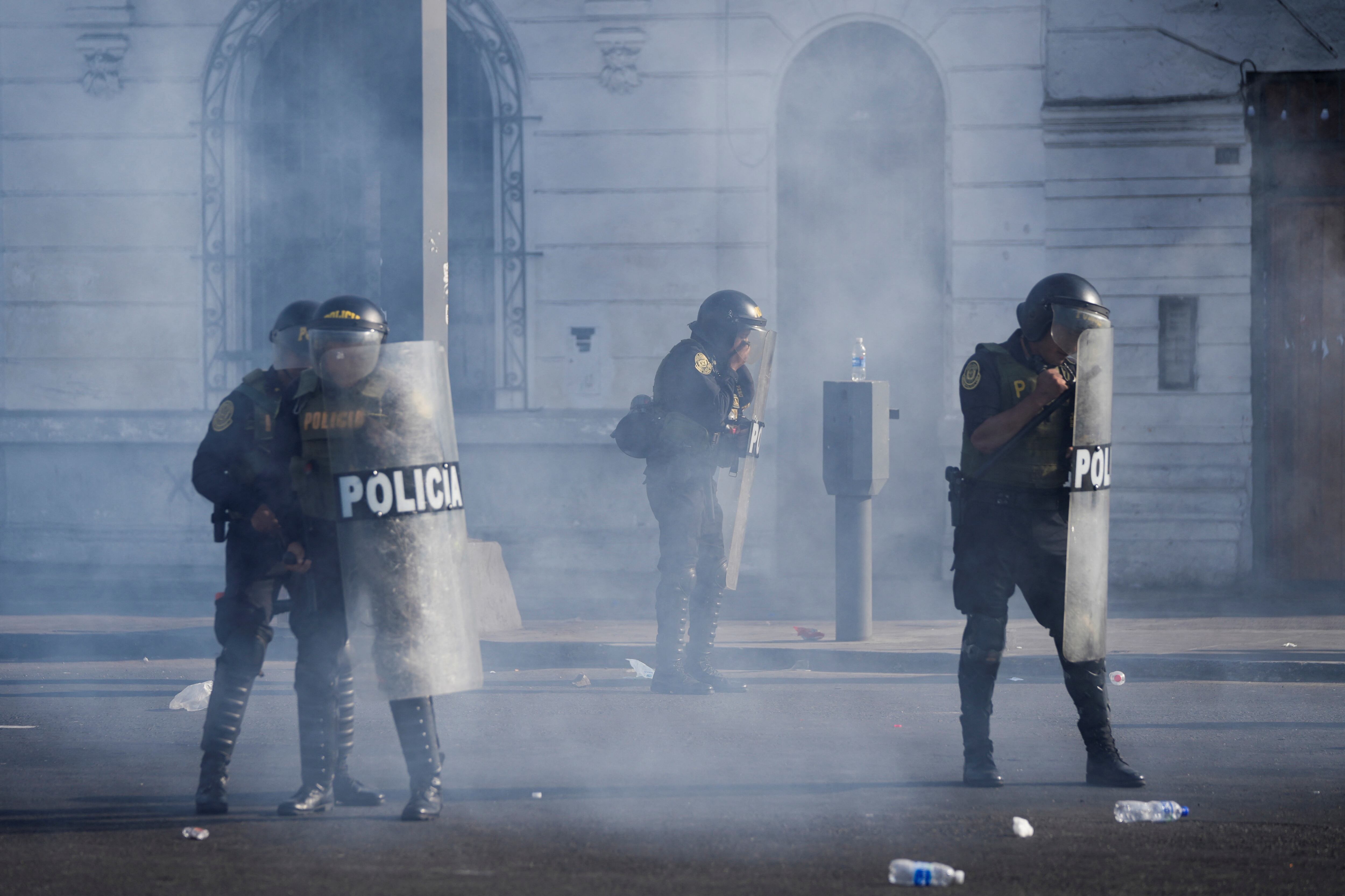 La policía peruana ha estado en la mira por la represión que han recibido los manifestantes en medio de las protestas. Foto: Reuters.