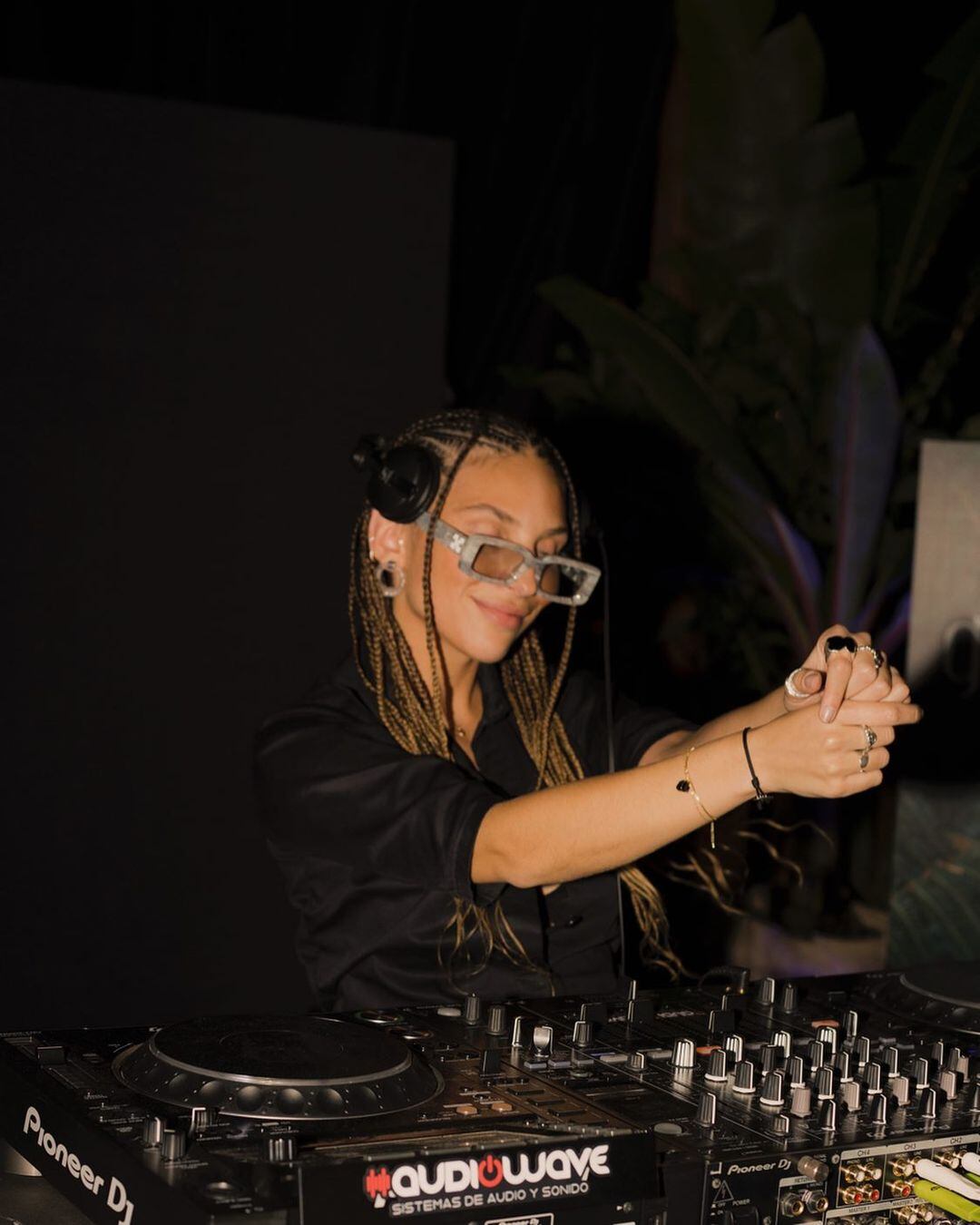 A la joven le gusta todo lo relacionado con la música