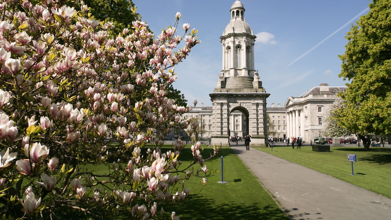 Campanile del Trinity College de Dublín, la atracción turística más destacada de Dublín.