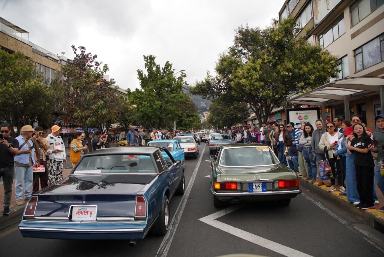 El desfile de carros clásicos y antiguos tuvo gran acogida en Bogotá.