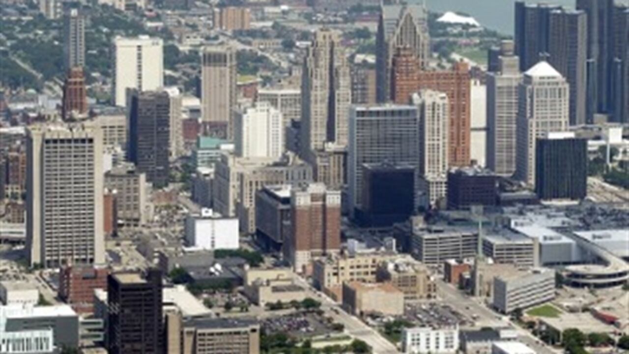 Detroit perdió un cuarto de millón de residentes entre el 2000 y 2010. Una población que en la década de 1950 alcanzó la cifra de 1,8 millones batalla ahora para mantenerse arriba de 700.000. Gran parte de la clase media y montones de negocios también han huido de Detroit, llevándose con ellos sus cuotas fiscales.