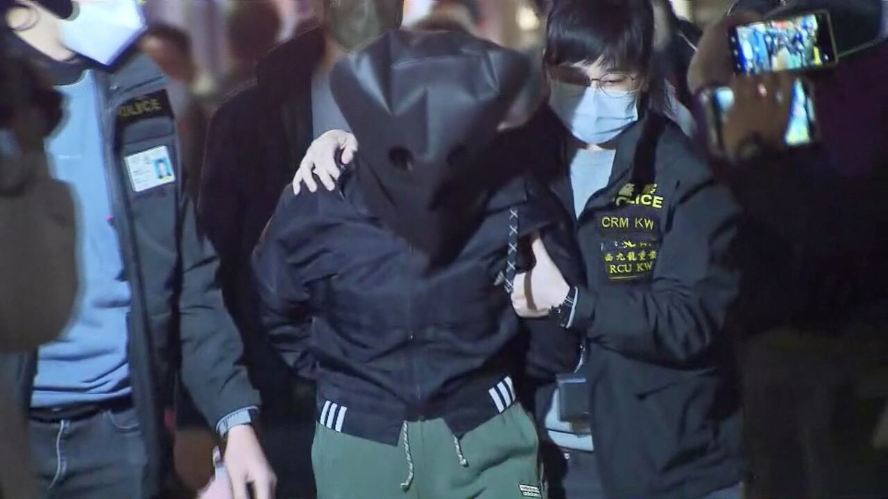 Oficiales de policía escoltan a un sospechoso de 47 años en relación con el asesinato de la modelo Abby Choi, de 28 años, en Hong Kong, China