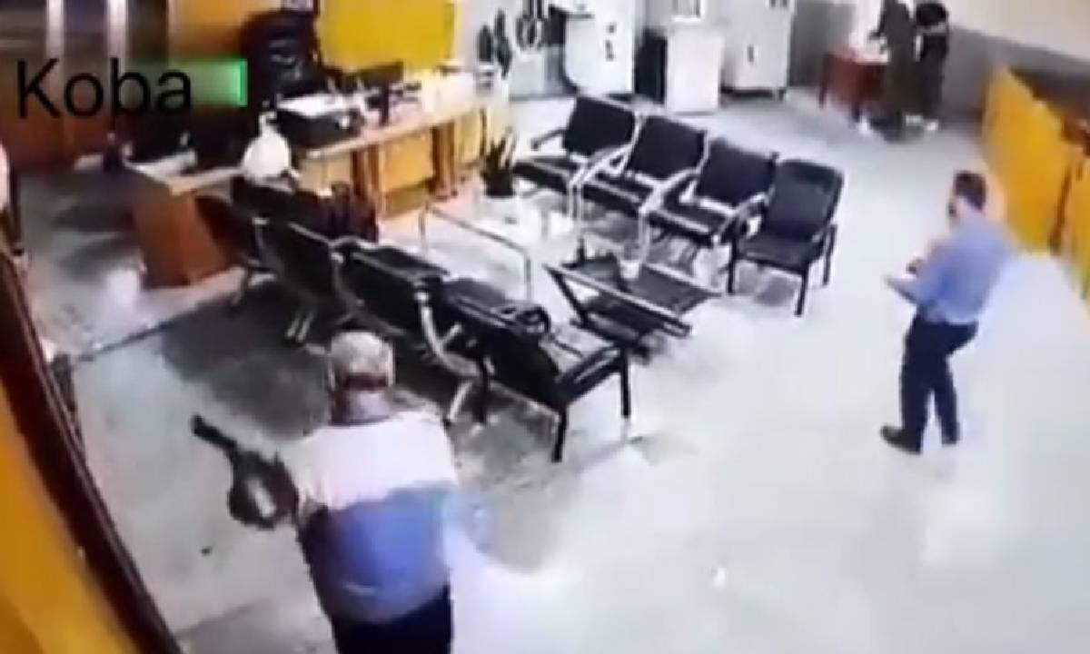 En las imágenes se puede ver al hombre vestido de chaqueta azul y blanco alistando su arma para dispararle al líder religioso quien se encuentra sentado, con ropa negra dentro del banco.