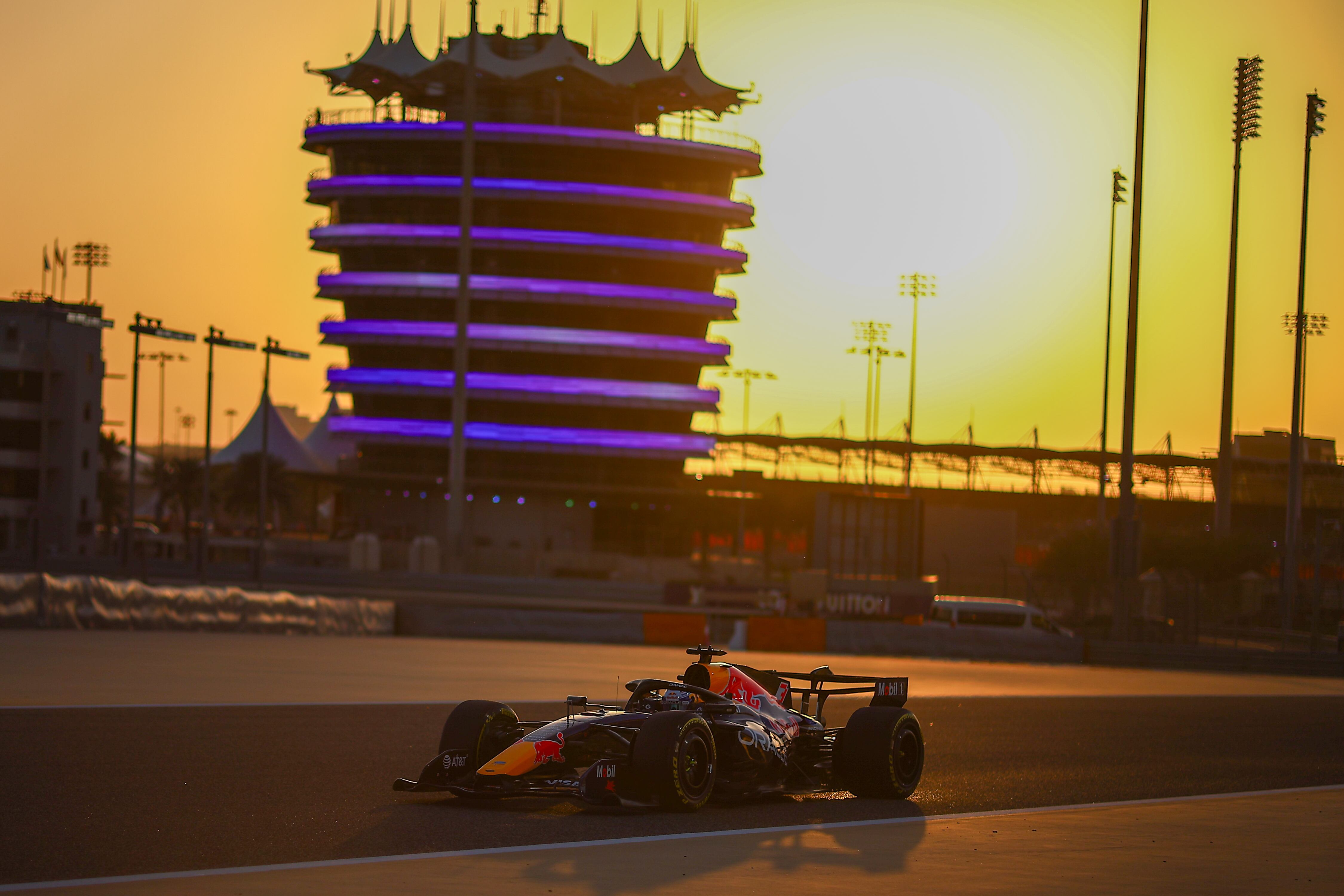 Max Verstappen recorriendo el circuito de Baréin de Fórmula 1