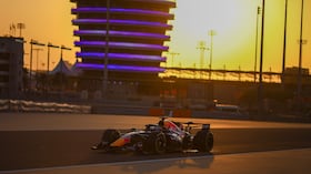 Max Verstappen recorriendo el circuito de Baréin de Fórmula 1