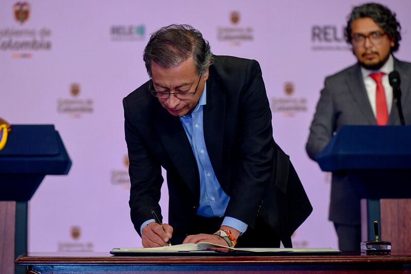 Gustavo Petro firma directiva para garantizar la libertad de prensa