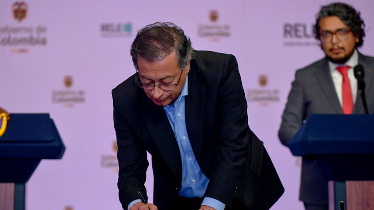 Gustavo Petro firma directiva para garantizar la libertad de prensa.