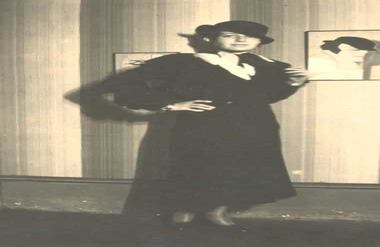  A Cárdenas se le considera, además, la primera artista abstracta colombiana. En los años treinta hizo piezas de pequeño formato, cercanas al estilo de Piet Mondrian.