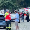 En esta imagen tomada de un video, se observa a equipos de emergencia, residentes y policías en Stade, Alemania, tras un tiroteo en un centro de bienestar juvenil de dicha localidad.