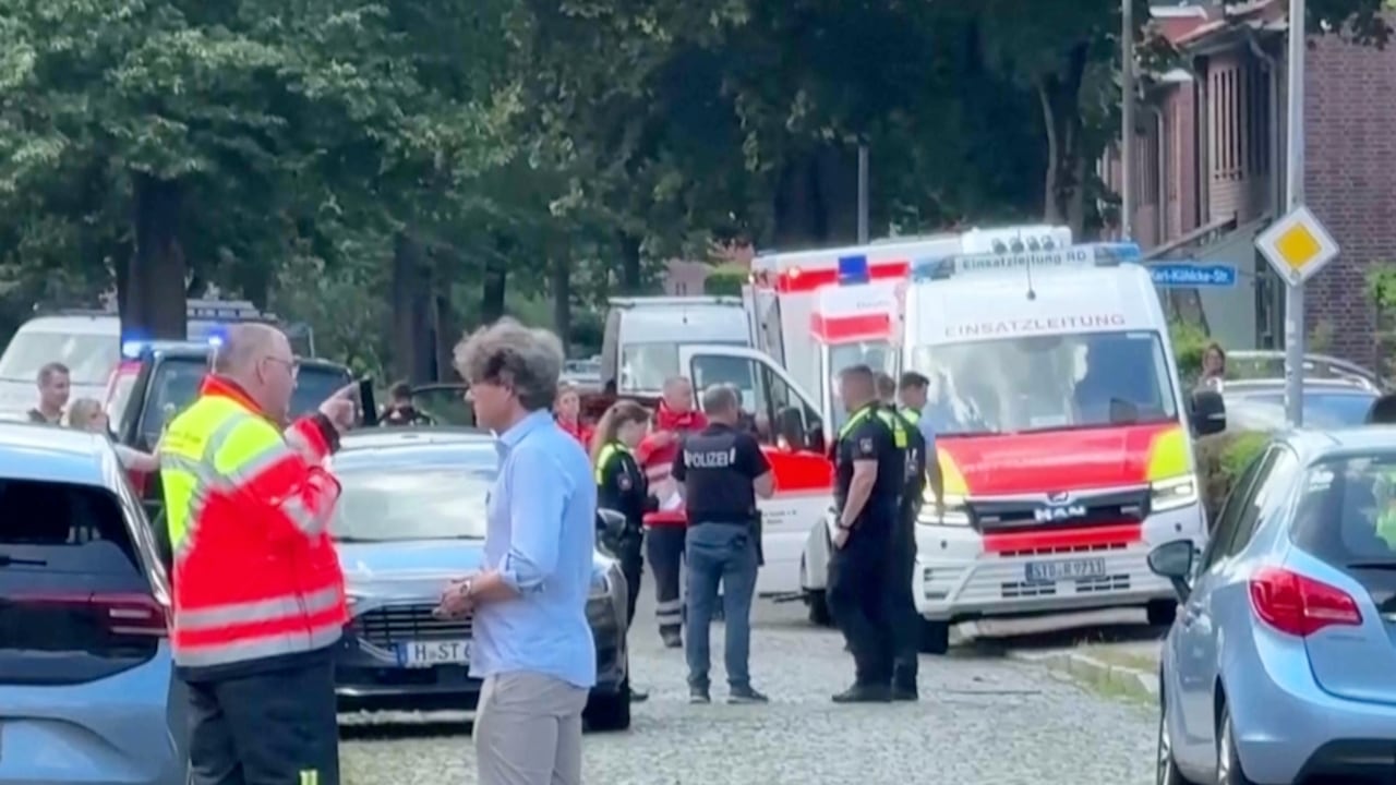 En esta imagen tomada de un video, se observa a equipos de emergencia, residentes y policías en Stade, Alemania, tras un tiroteo en un centro de bienestar juvenil de dicha localidad.