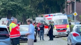 En esta imagen tomada de un video, se observa a equipos de emergencia, residentes y policías en Stade, Alemania, tras un tiroteo en un centro de bienestar juvenil de dicha localidad.