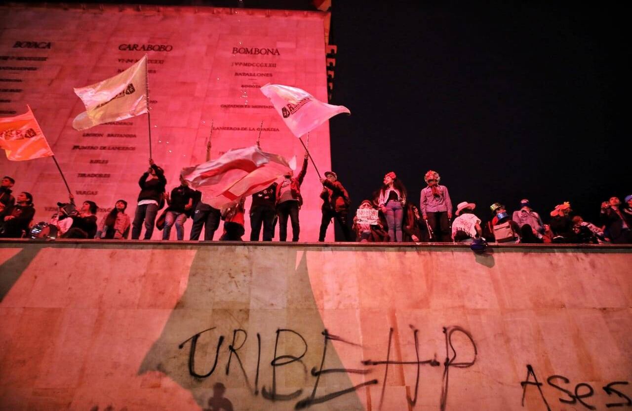 Estudiantes de diferentes universidades, tanto públicas como privadas, se reunieron en el monumento a Los Héroes.