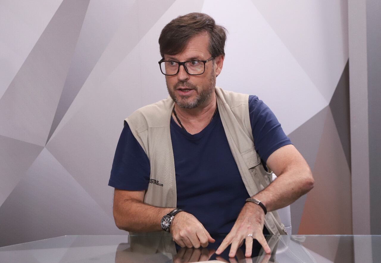 Javier León Herrera, escritor y periodista español, en las instalaciones de SEMANA, en Bogotá