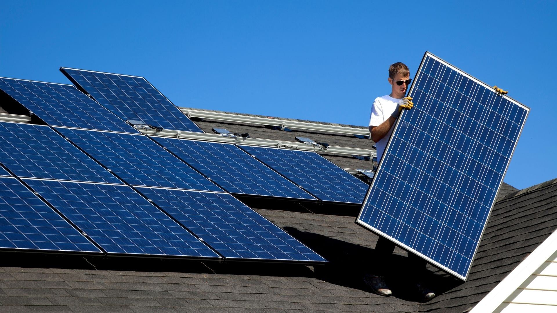 La instalación de paneles solares requiere una planeación previa.