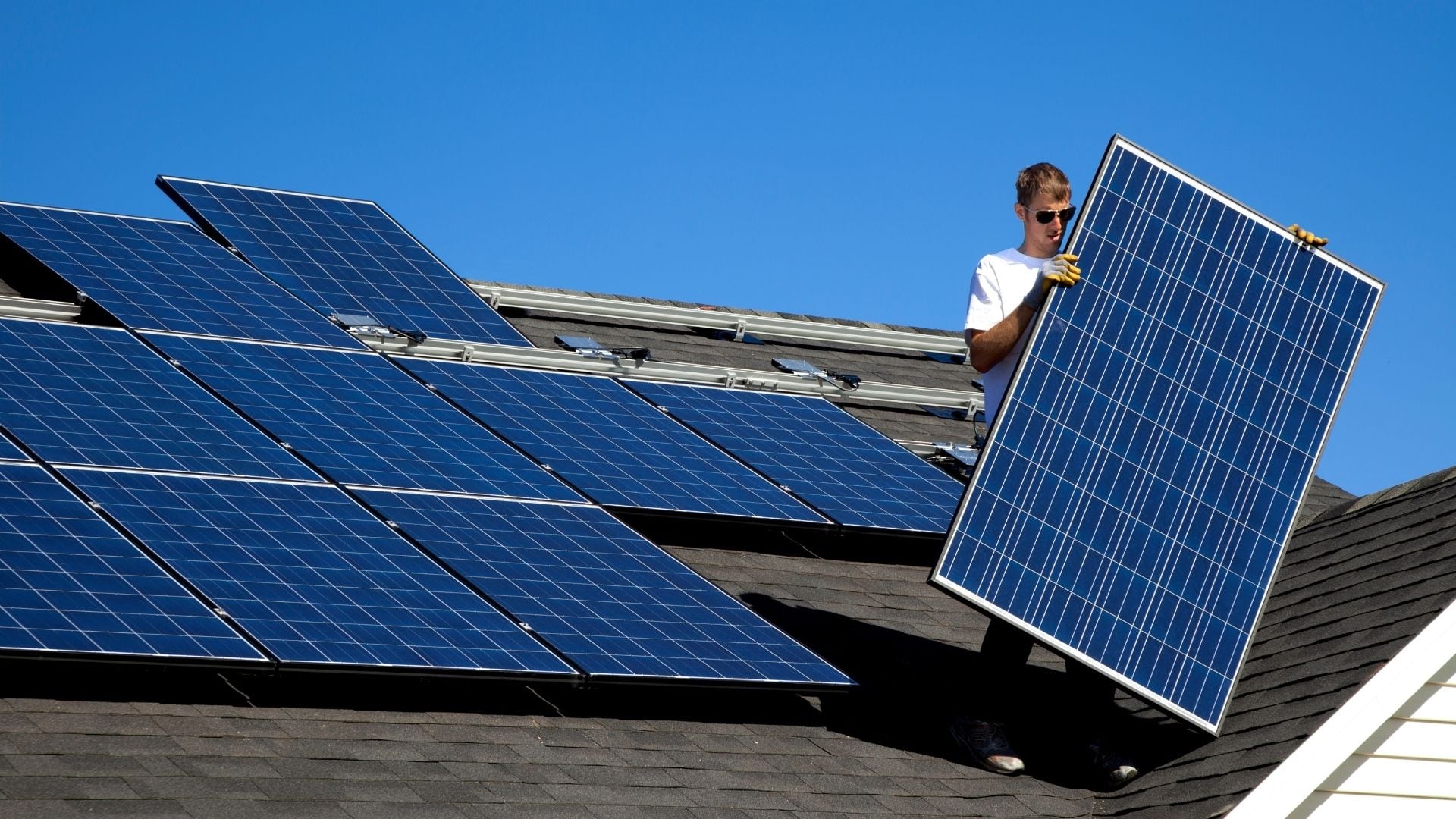 La instalación de paneles solares requiere una planeación previa.