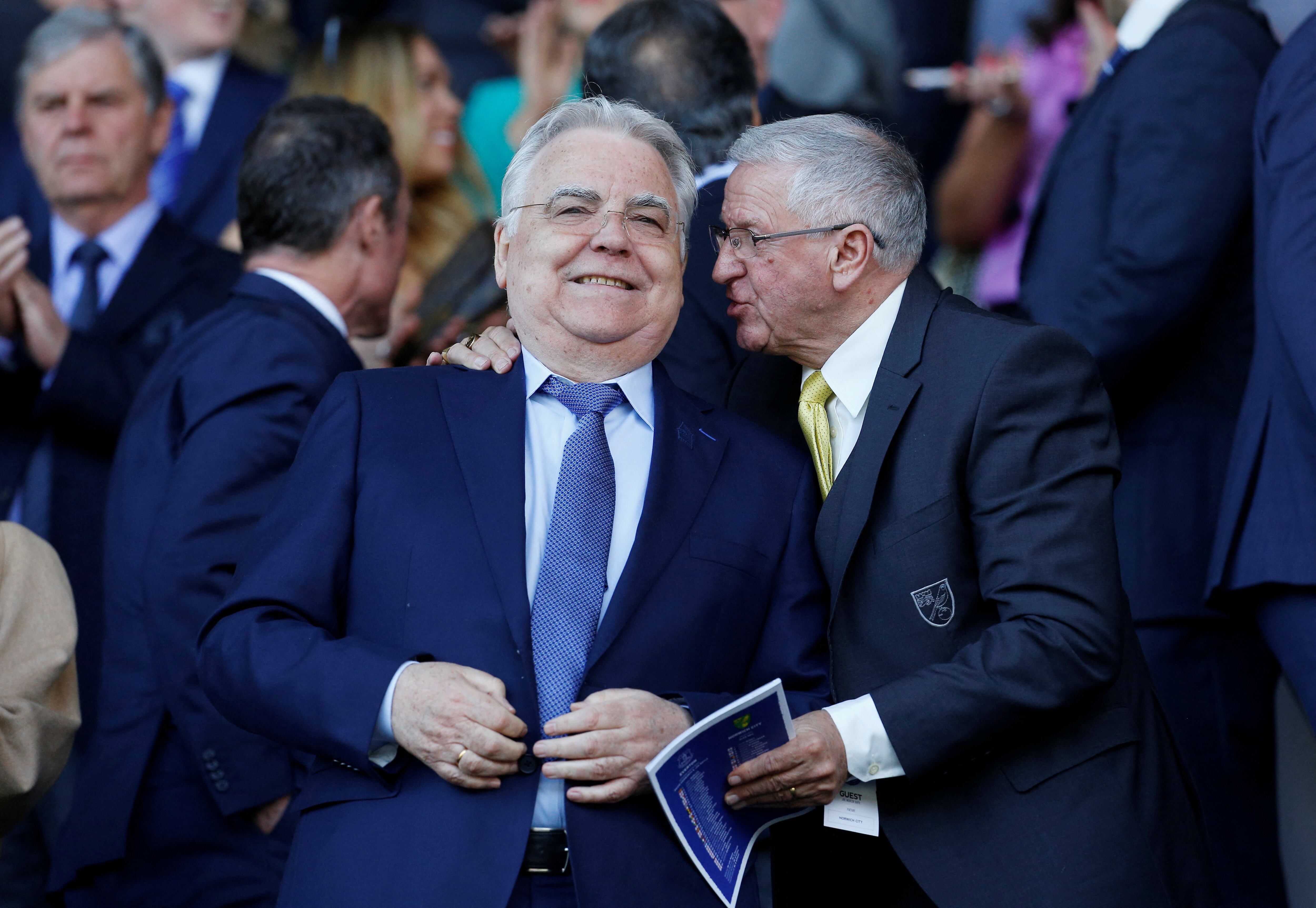 El fallecido presidente del Everton, Bill Kenwright, en las gradas de Goodison Park.
