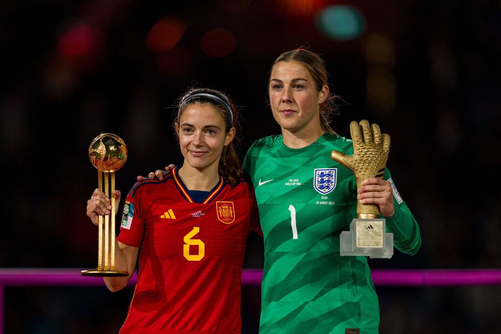 Aitana Bonmatí y Mary Earps.