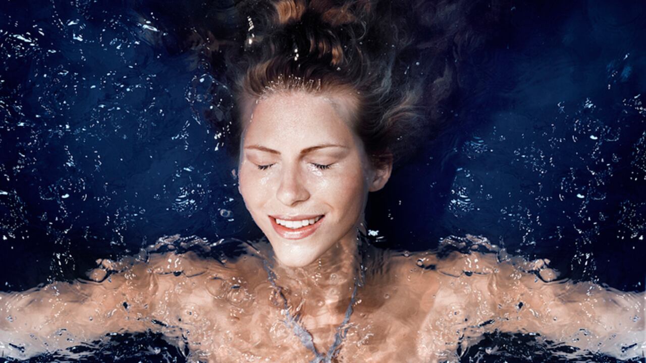 Con 5 cucharadas de mayonesa se protegerá el cabello del cloro de la piscina,