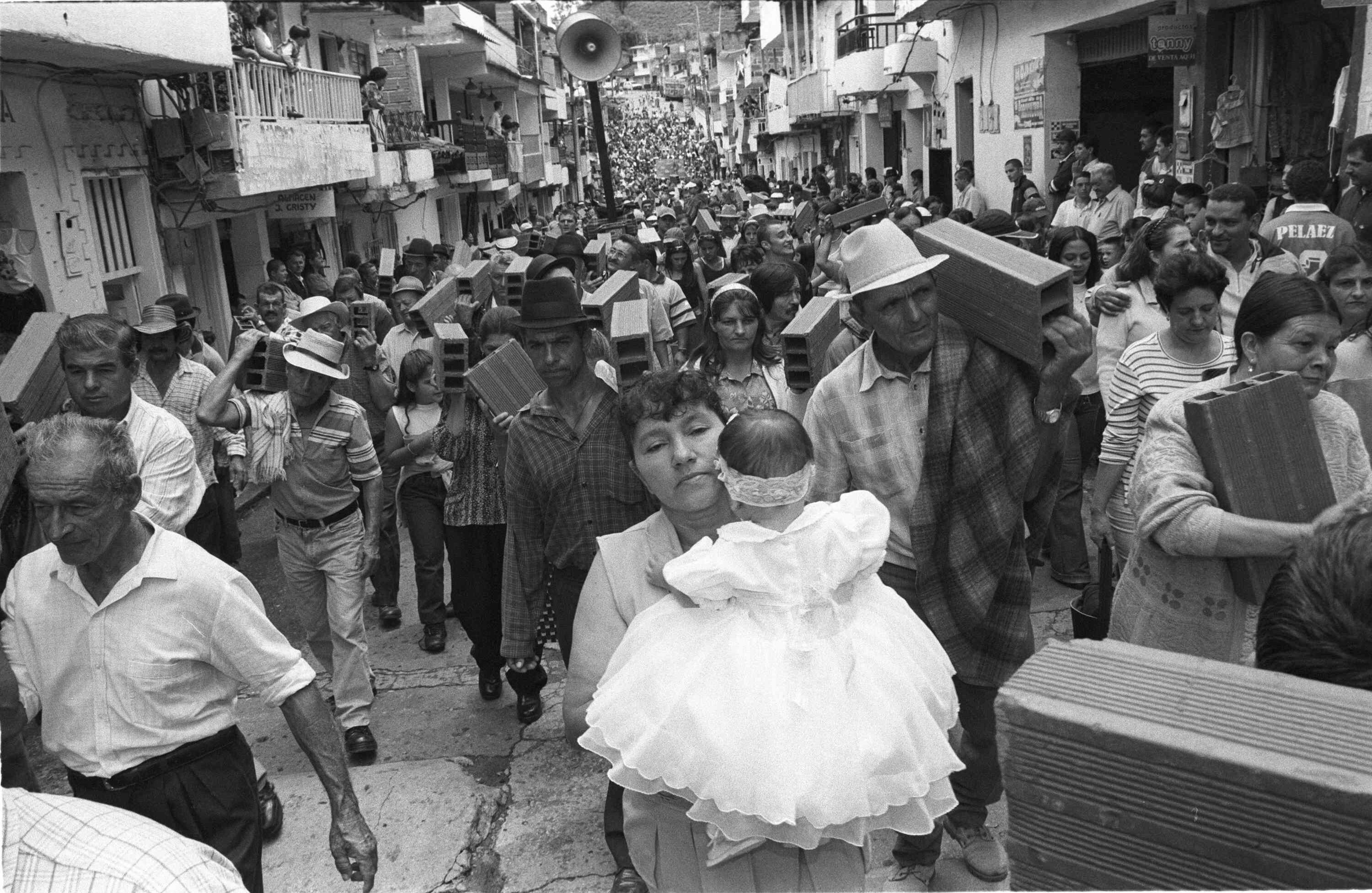 “La marcha del ladrillo” en Granada, Antioquia, es un símbolo de reconstrucción, después de la guerra que hemos padecido. El odio que habita en el corazón de muchas personas no deja sentir el anhelo de paz con justicia que sueñan los campesinos. Fue en octubre de 2001 después de varias tomas armadas de paras y guerrillas. Entre los marchantes estaba Guillermo Gaviria Correa y los alcaldes del oriente.