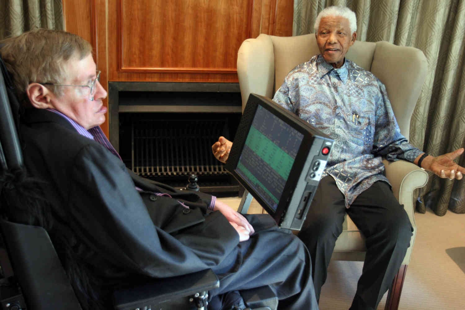 Mayo de 2008. El expresidente de Sudáfrica, Nelsón Mandela, se reunió con Hawking en Johannesburgo. AFP
