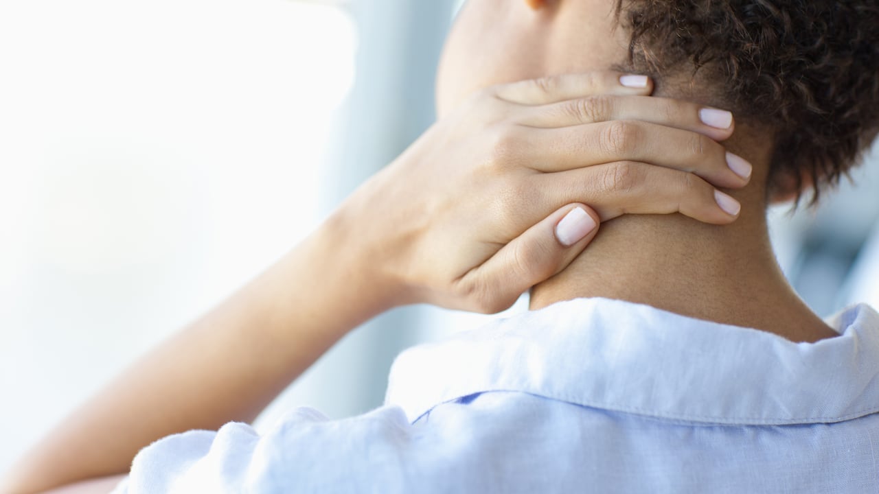 Al padecer esta dolencia puede sentir un nudo, rigidez o dolor intenso en el cuello.