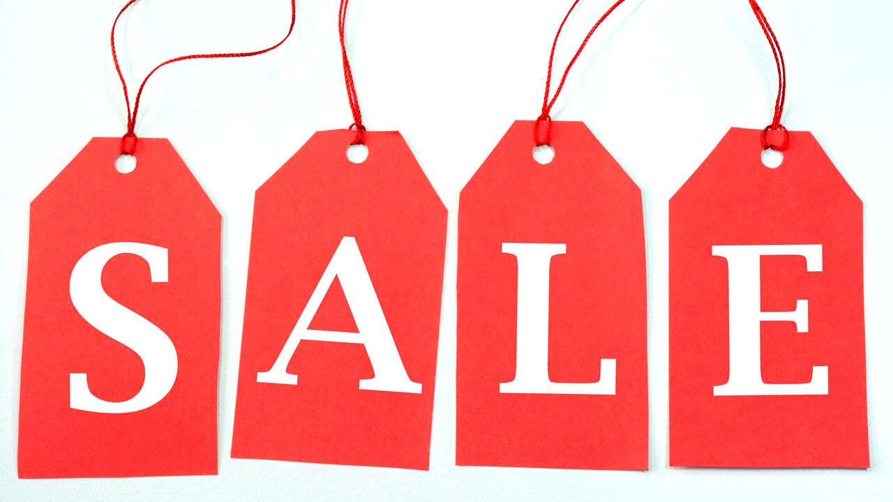 Etiquetas de venta sobre fondo blanco.