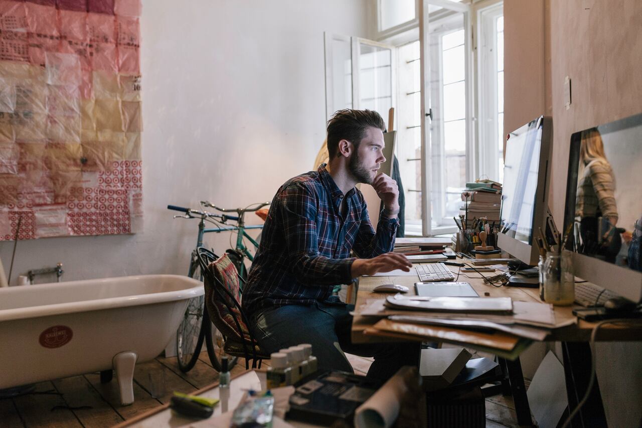 Hombre creativo joven que trabaja en la computadora - Imagen de referencia